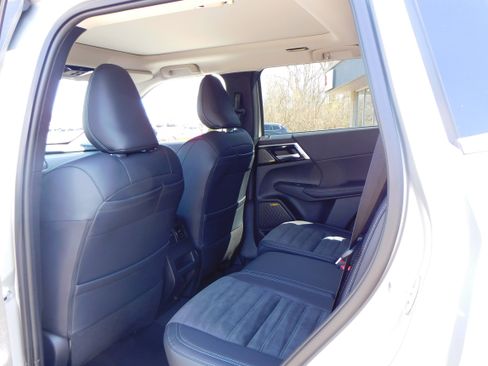 New 2025 Mitsubishi Outlander SE image 37