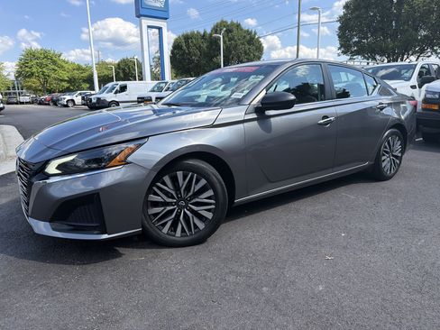 Used 2024 Nissan Altima 2.5 SV FWD image 5