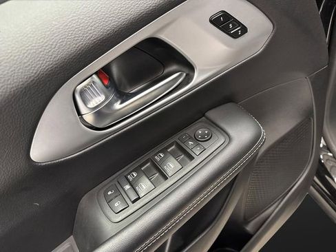 Used 2025 Chrysler Pacifica Limited image 29