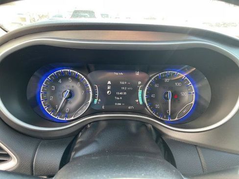 Used 2024 Chrysler Pacifica Touring-L FWD image 29