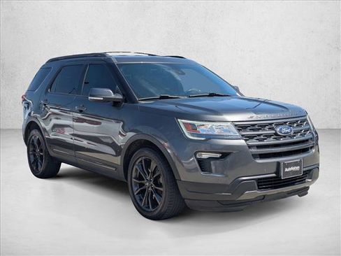 Certified 2018 Ford Explorer XLT w/ Equipment Group 202A FWD image 3