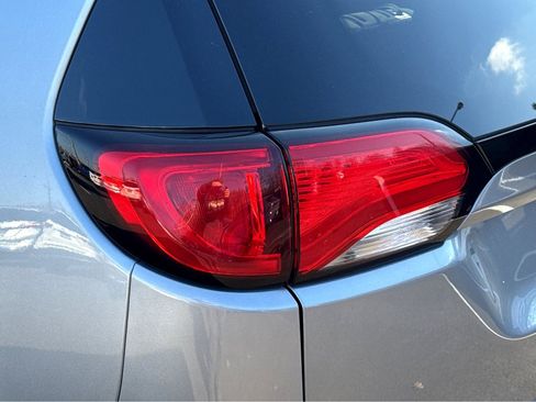 Used 2019 Chrysler Pacifica Touring Plus image 6