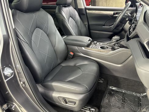 Used 2025 Toyota Highlander Platinum AWD/4WD image 41