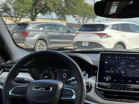 Used 2025 Jeep Compass Limited image 34