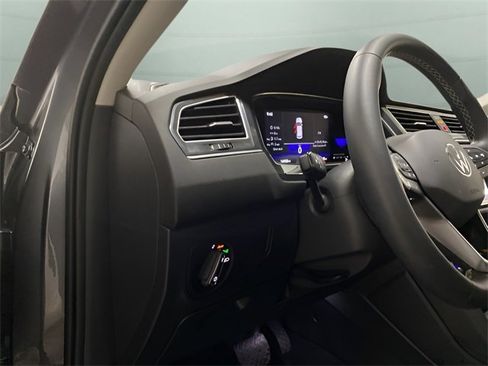 Used 2022 Volkswagen Tiguan SE image 24