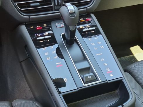 Certified 2026 Porsche Macan AWD/4WD image 15