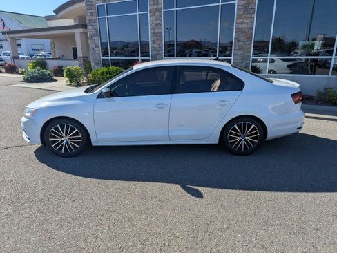 Used 2016 Volkswagen Jetta Sport FWD image 2