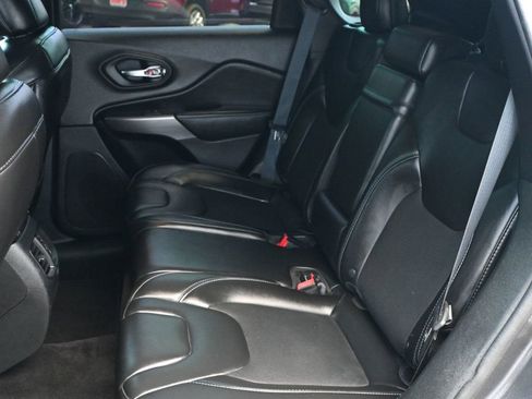 Used 2019 Jeep Cherokee Latitude Plus FWD image 14