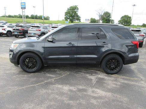Used 2017 Ford Explorer XLT w/ Equipment Group 202A FWD image 2