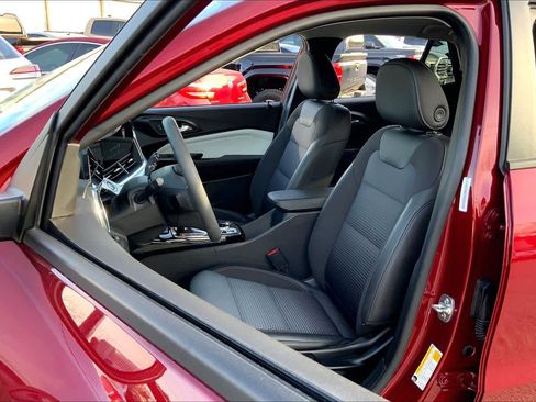 Used 2025 Chevrolet Trax LT image 8