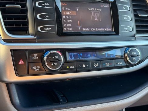 Used 2019 Toyota Highlander LE w/ Carpet Mat Package (TMS) AWD/4WD image 28