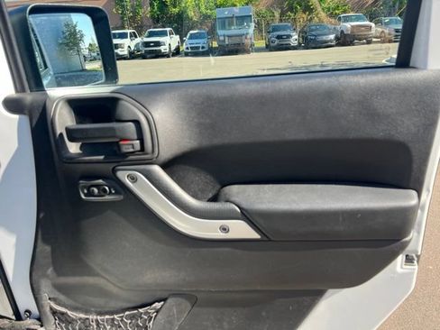 Used 2014 Jeep Wrangler Unlimited Sahara w/ Dual Top Group AWD/4WD image 10