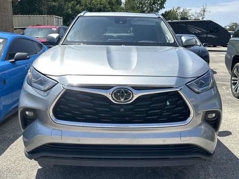 Used 2021 Toyota Highlander Limited FWD image 10