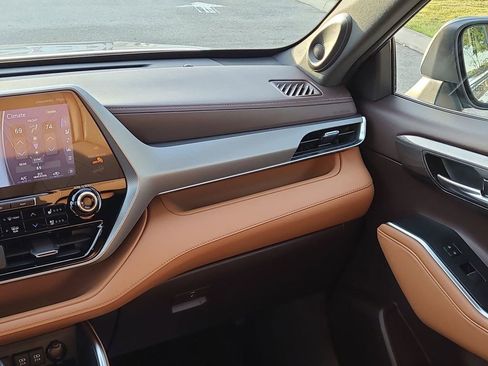 Used 2021 Toyota Highlander Platinum image 23