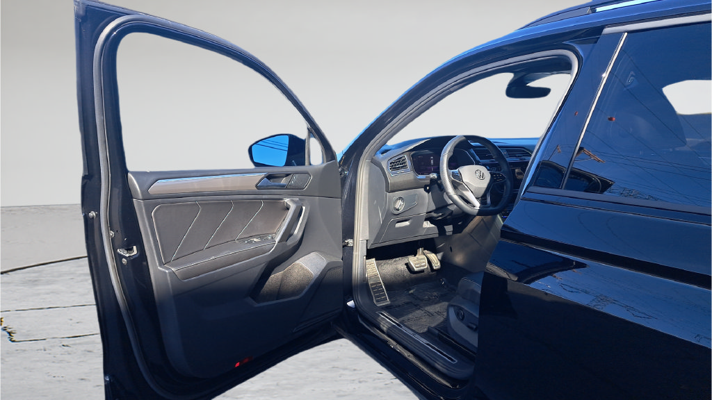 Used 2023 Volkswagen Tiguan SE R-Line AWD/4WD image 9