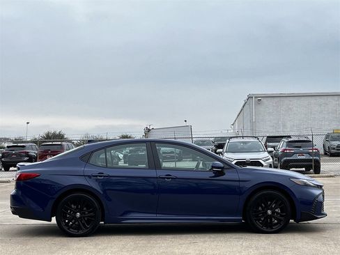 Used 2025 Toyota Camry SE image 3