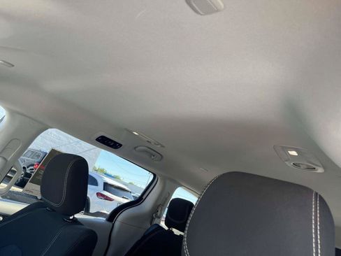 Used 2023 Chrysler Voyager LX FWD image 5