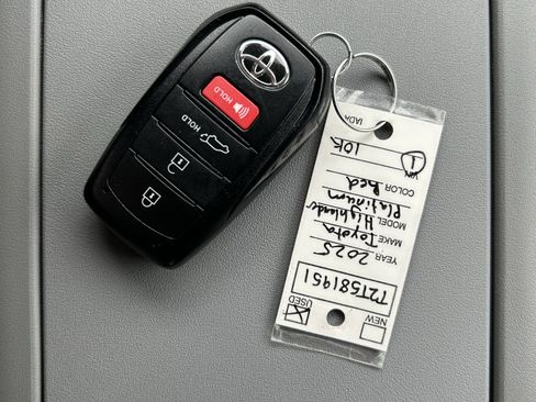 Certified 2025 Toyota Highlander Platinum image 37