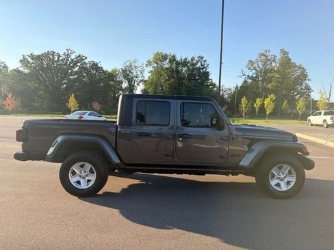 Used 2022 Jeep Gladiator Sport AWD/4WD image 6