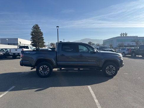 Used 2021 Toyota Tacoma TRD Sport w/ Technology Package image 3