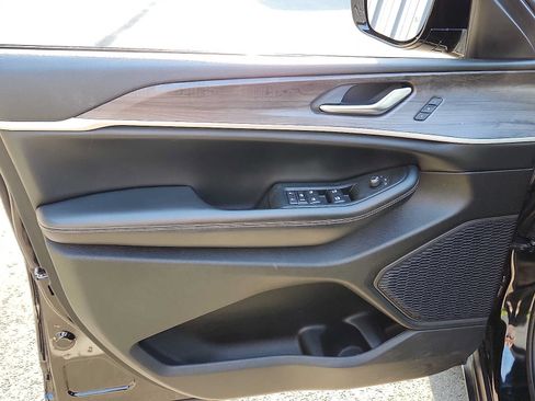 Used 2023 Jeep Grand Cherokee Limited AWD/4WD image 12