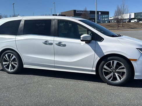 Used 2023 Honda Odyssey Touring image 3