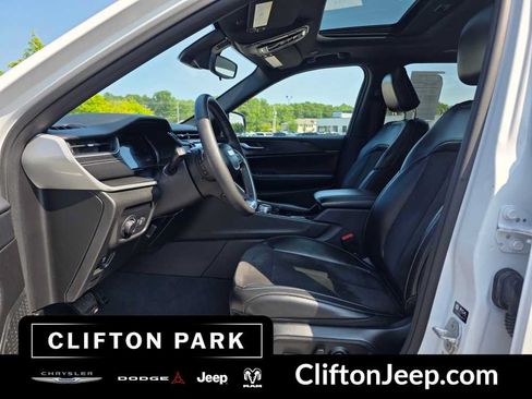 Used 2023 Jeep Grand Cherokee Altitude AWD/4WD image 10