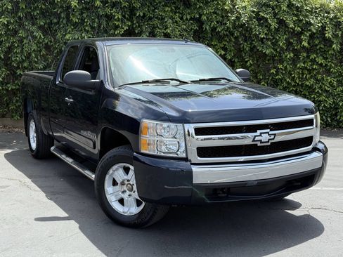 Used 2007 Chevrolet Silverado 1500 LT w/ Suspension Package, Off-Road" AWD/4WD image 2