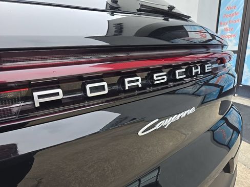 Used 2024 Porsche Cayenne w/ Premium Package AWD/4WD image 21