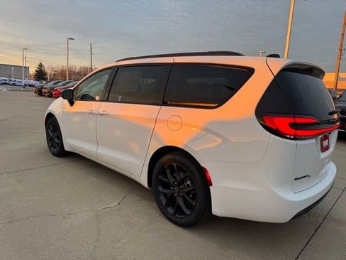 New 2026 Chrysler Pacifica Select FWD image 5