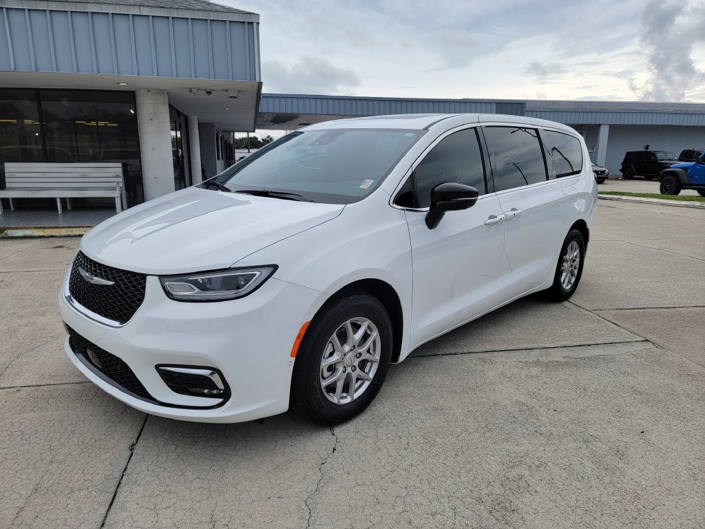 Used 2026 Chrysler Pacifica Select FWD image 1