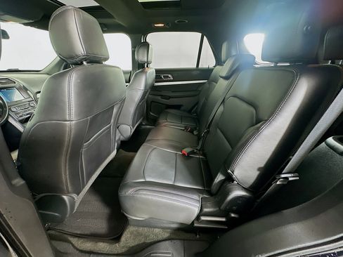 Used 2017 Ford Explorer XLT w/ Equipment Group 202A AWD/4WD image 29