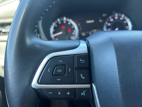 Used 2024 Toyota Highlander LE AWD/4WD image 25