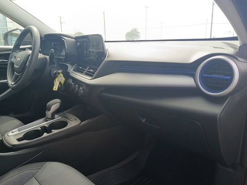 Used 2025 Chevrolet Trax LS w/ LS Convenience Package FWD image 16