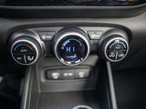 Certified 2025 Hyundai Venue SEL image 29