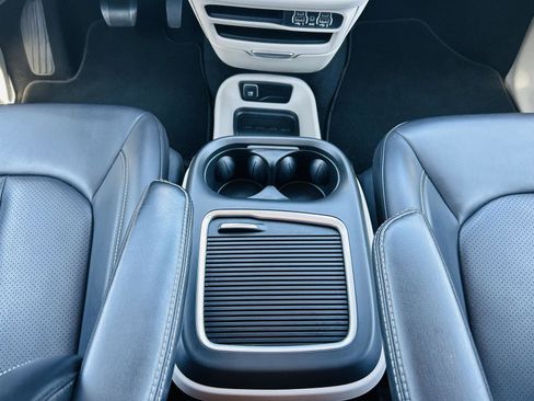 Used 2023 Chrysler Pacifica Touring-L FWD image 23