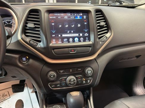 Used 2015 Jeep Cherokee Limited image 18