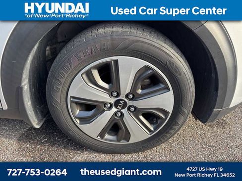 Used 2018 Kia Niro EX image 6