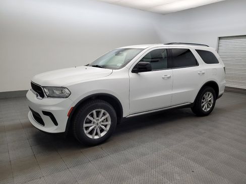 Used 2023 Dodge Durango SXT AWD/4WD image 2