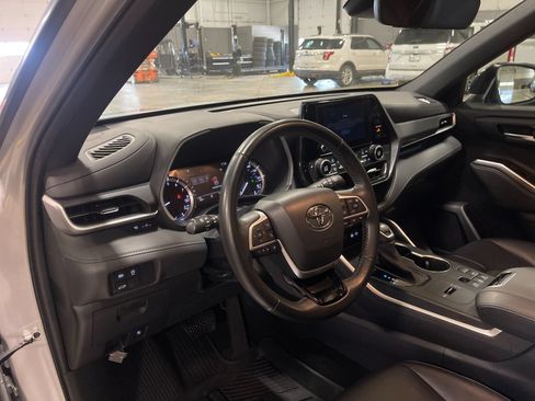 Used 2023 Toyota Highlander XSE FWD image 11