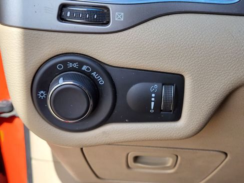 Used 2021 Jeep Cherokee Latitude FWD image 15
