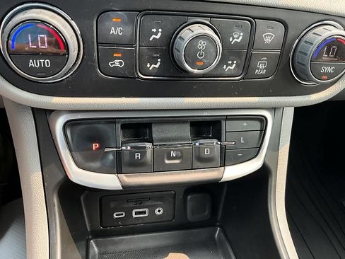 Used 2022 GMC Terrain SLT w/ Infotainment Package II FWD image 23