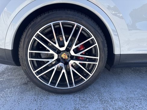 Used 2024 Porsche Cayenne S AWD/4WD image 8