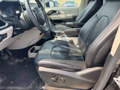 Used 2022 Chrysler Pacifica Touring-L FWD image 10