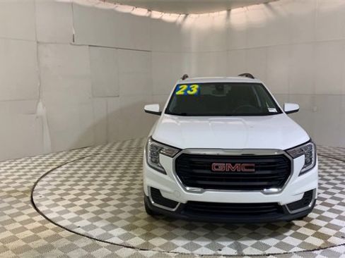 Used 2023 GMC Terrain SLE w/ Driver Convenience Package image 3