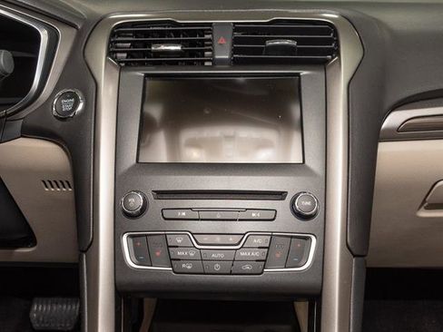 Used 2017 Ford Fusion SE w/ Fusion SE Technology Package image 14