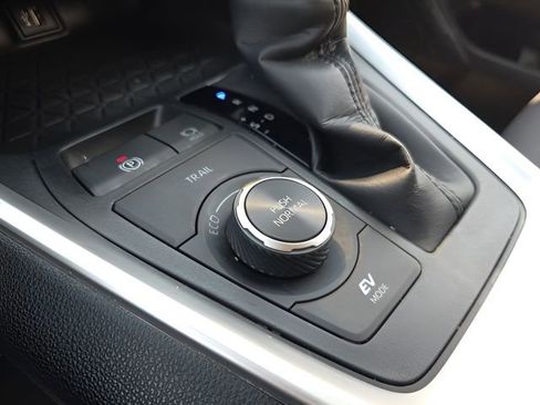 Used 2025 Toyota RAV4 XLE w/ Convenience Package image 27