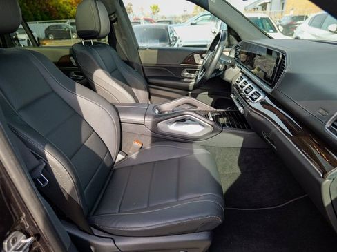 Used 2025 Mercedes-Benz GLS 450 4MATIC image 37