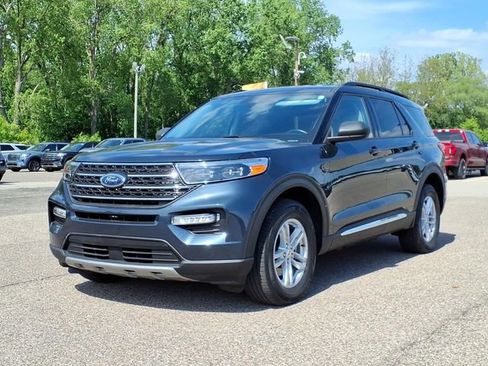 Certified 2023 Ford Explorer XLT w/ Equipment Group 202A AWD/4WD image 3