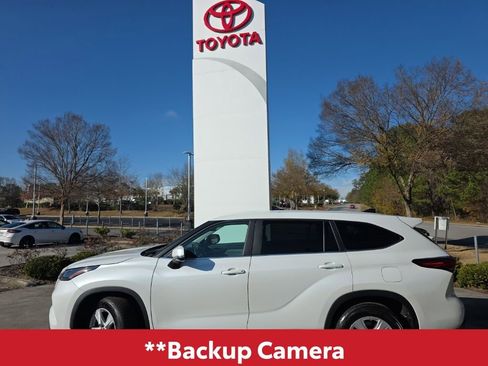 Used 2023 Toyota Highlander LE image 4